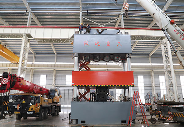 2500吨四柱液压机在沃达新厂组装