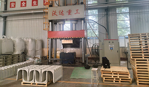 U型排水沟成型液压机_SMC沟槽生产设备_复合材料四柱液压机厂家