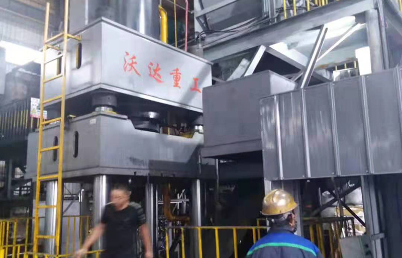 1000吨石墨坩埚成型液压机生产线