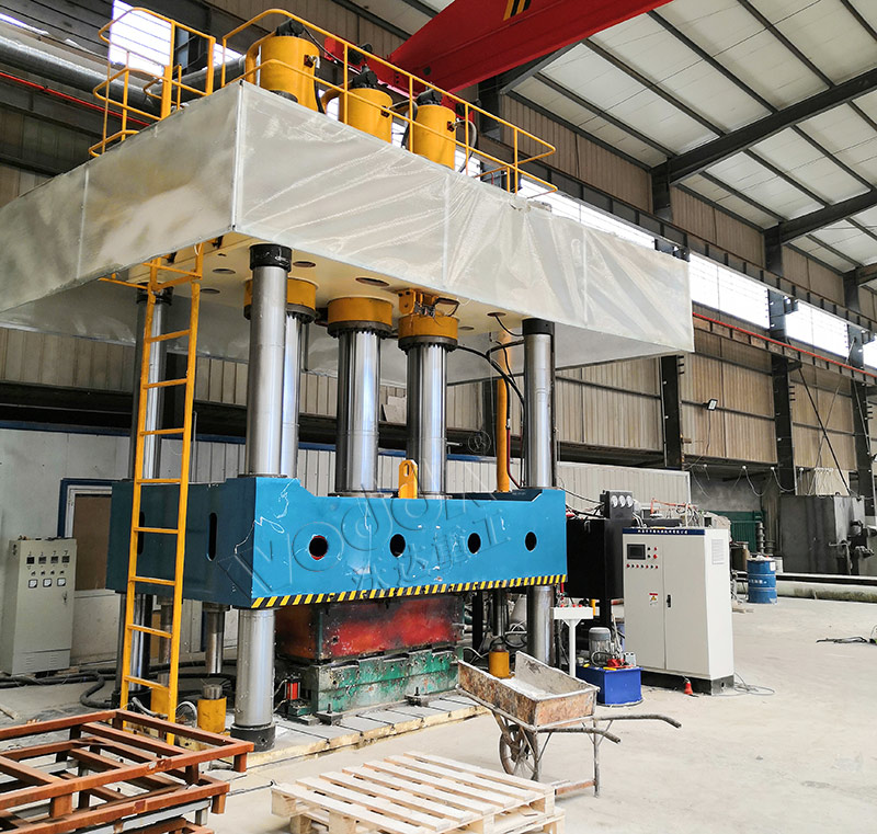 2000吨四柱液压机现场