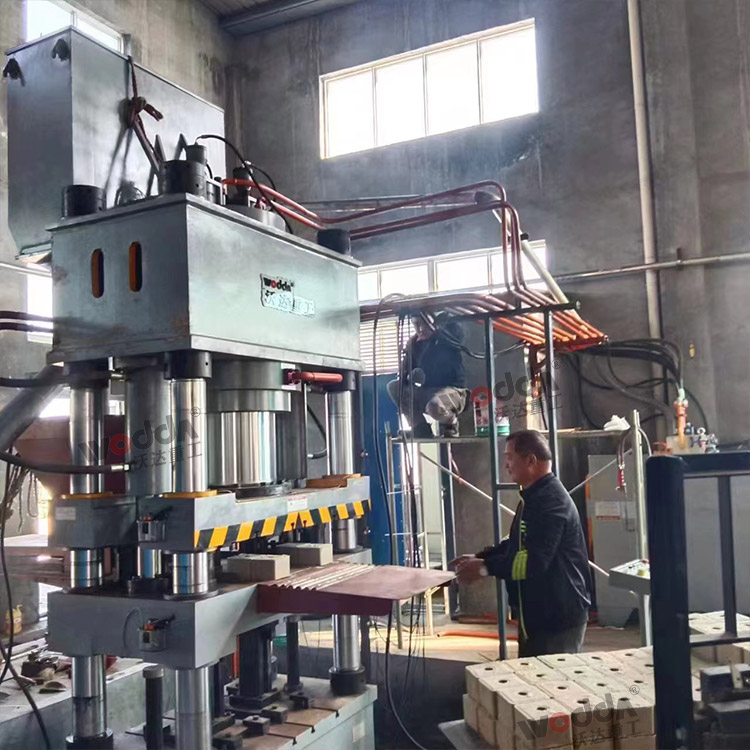 630吨四梁四柱液压机（一模两块盐砖）