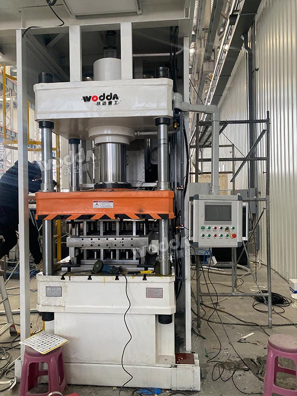 200吨三梁四柱液压机现场调试