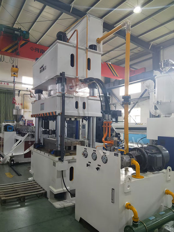 630吨四柱液压机现场试机