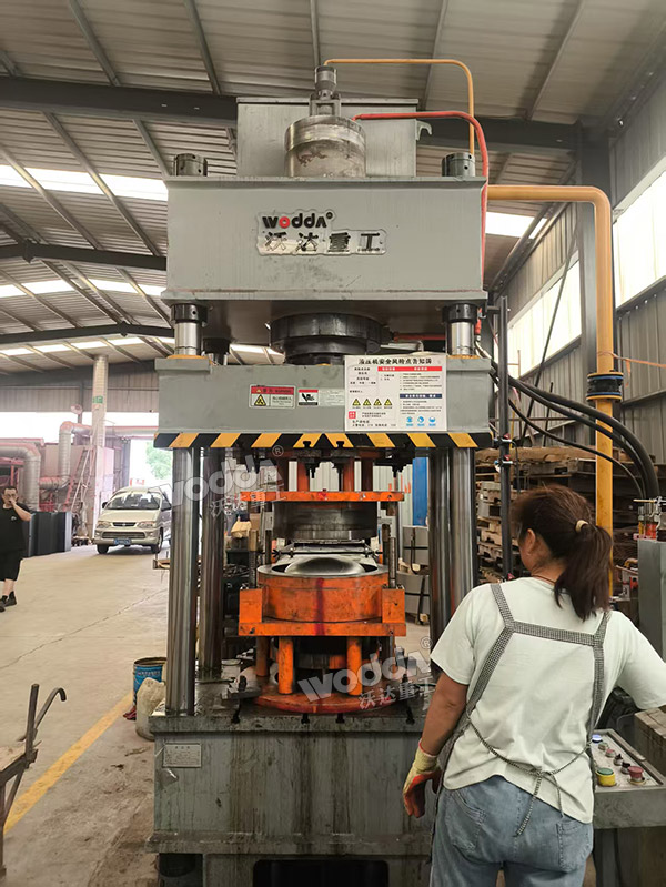 200吨封头液压机现场