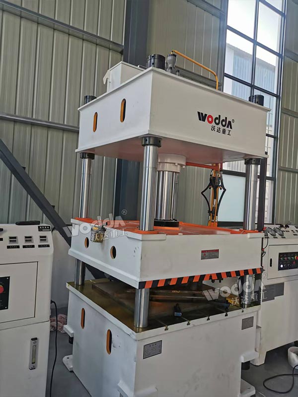 100吨四柱液压机调试现场