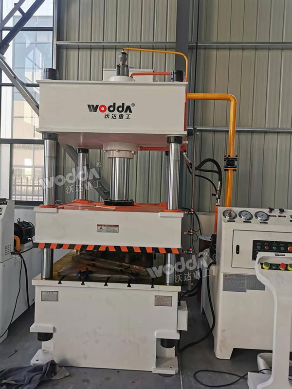 100吨四柱液压机