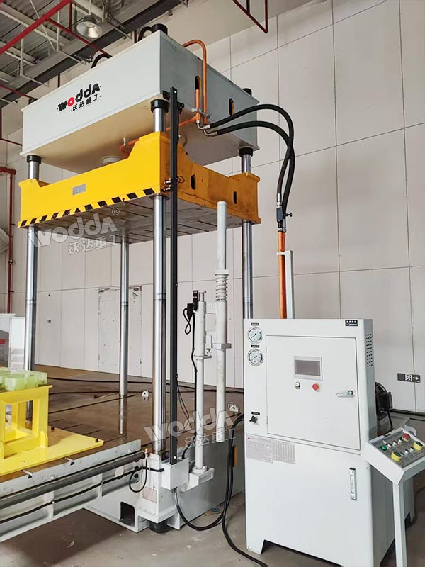 80吨四柱液压机安装完成