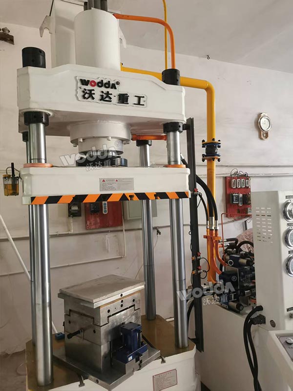 100吨四柱热压成型机 100吨四柱热压成型机