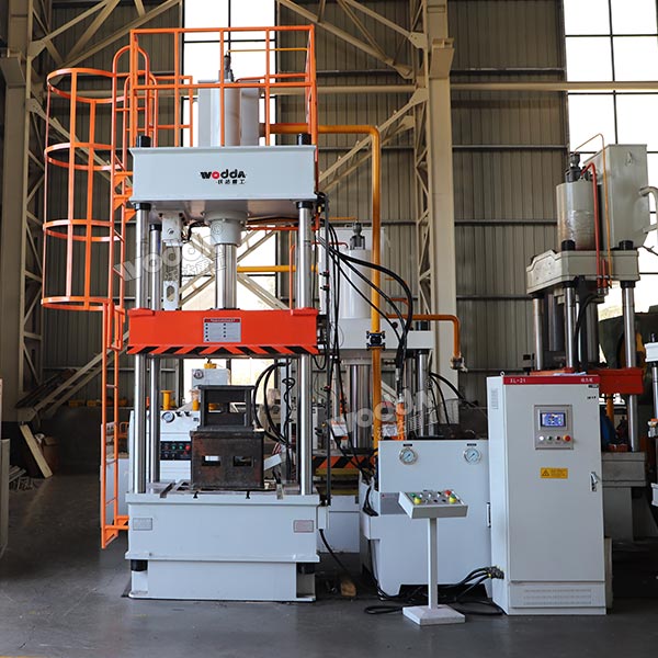 200吨四柱液压机