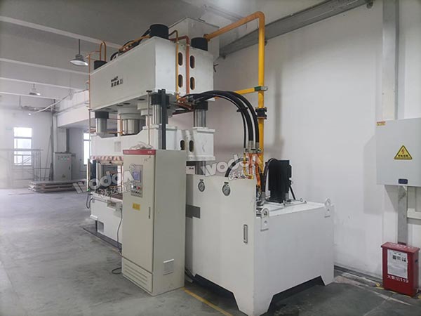 800吨液压机现场