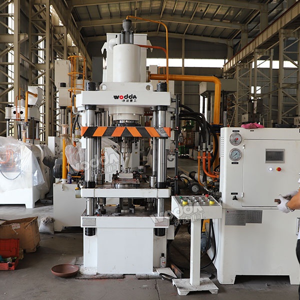 120吨汽车摩擦片成型液压机