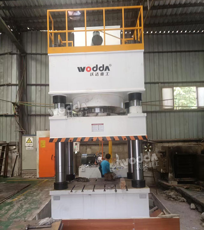 1600吨四柱液压机