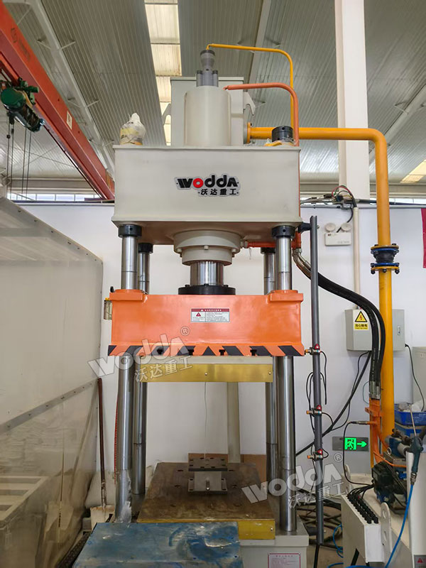 100吨四柱液压机