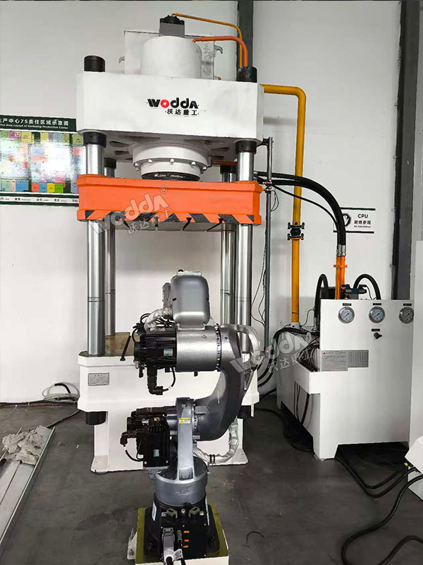 315吨四柱液压机搭配机械手