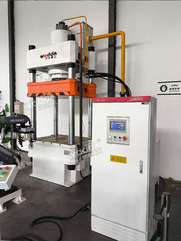 315吨四柱液压机现场