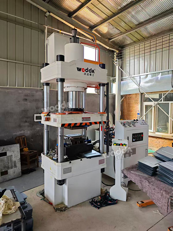 200吨四柱液压机