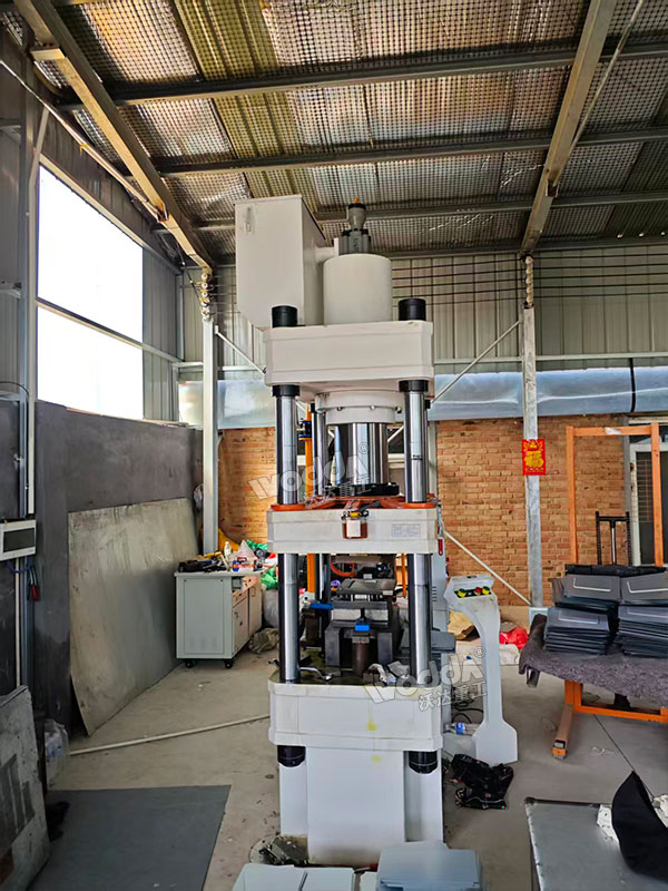 200吨四柱液压机现场试机