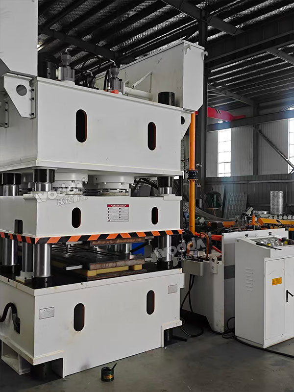 2400吨钢木门压花机