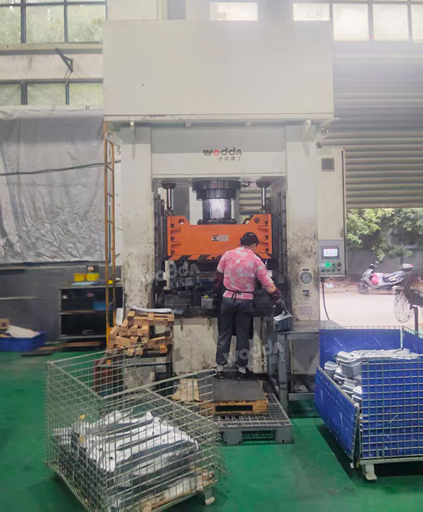 315吨框架式汽车配件成型液压机现场