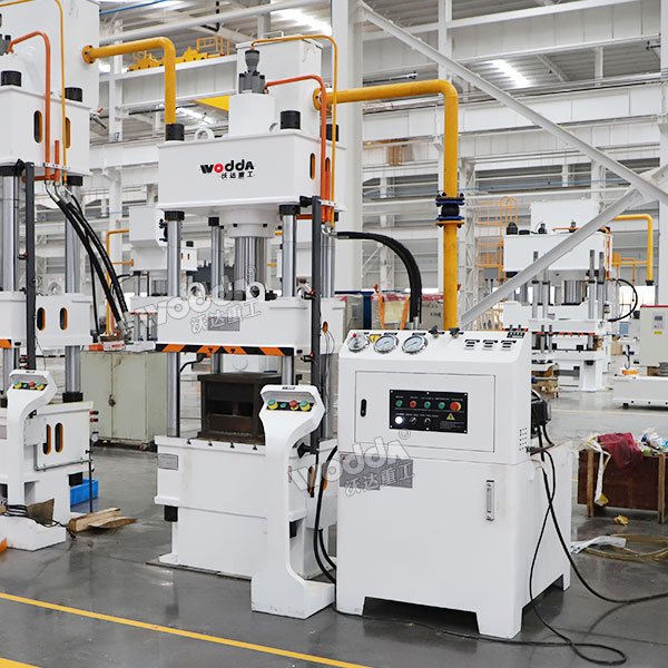 100吨三梁四柱液压机