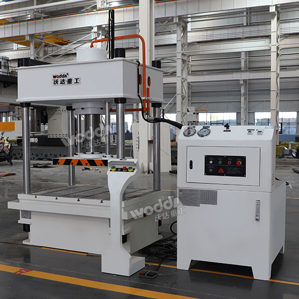 200吨两梁四柱液压机