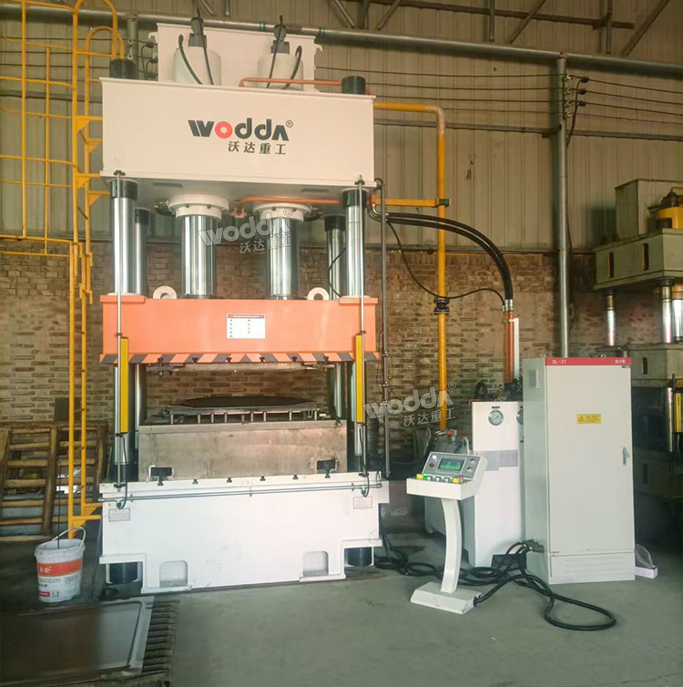 400吨汽车配件成型液压机试机现场