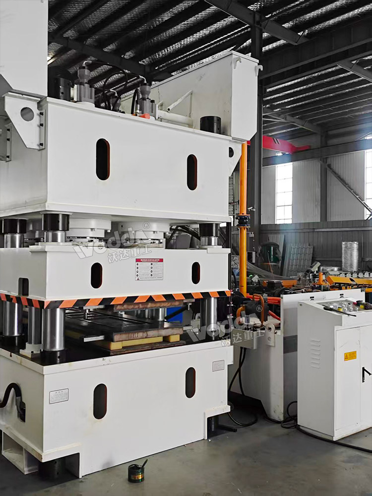 2400吨钢木门压花机