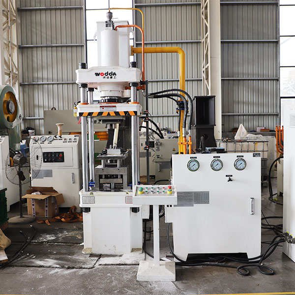 630吨四柱液压机车间试机