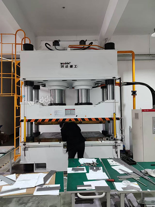 800吨四柱液压机现场