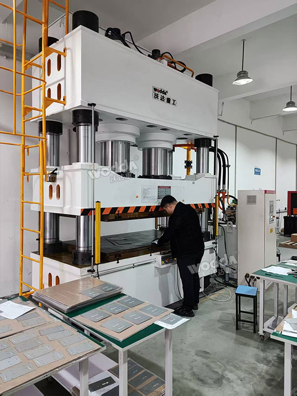 800吨金属板材校平液压机