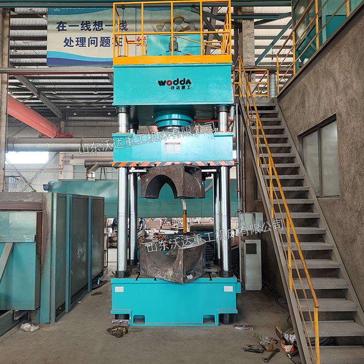 630吨热压弯头成型液压机现场.jpg 630吨热压弯头成型液压机现场.jpg