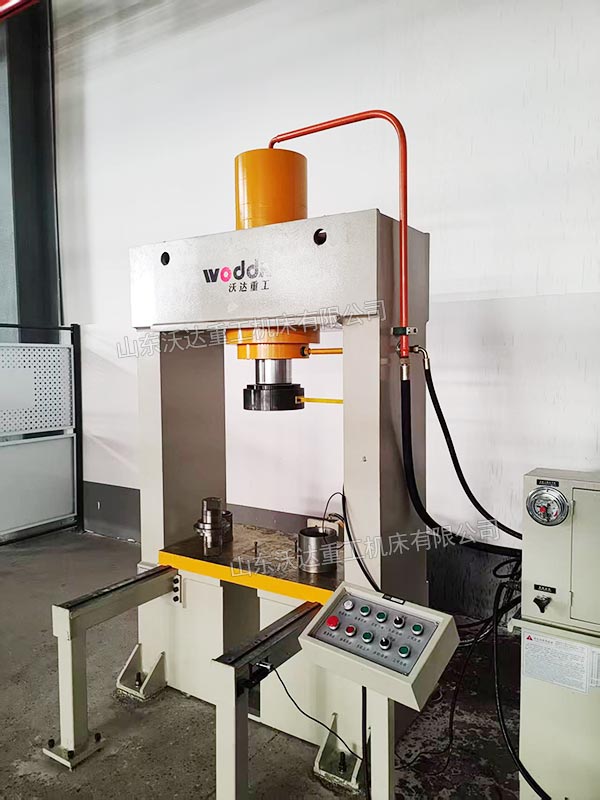 150吨龙门液压机安装完成 150吨龙门液压机安装完成