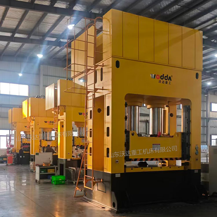 800吨框架式液压机安装完成 800吨框架式液压机安装完成