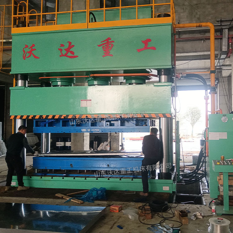 1250吨四柱液压机冲压不锈钢水箱板现场 1250吨四柱液压机冲压不锈钢水箱板现场