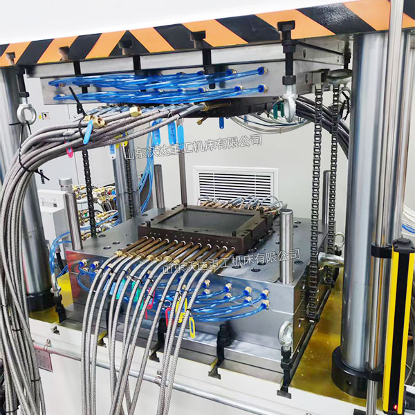 200吨四柱液压机模压飞机舱体隔板