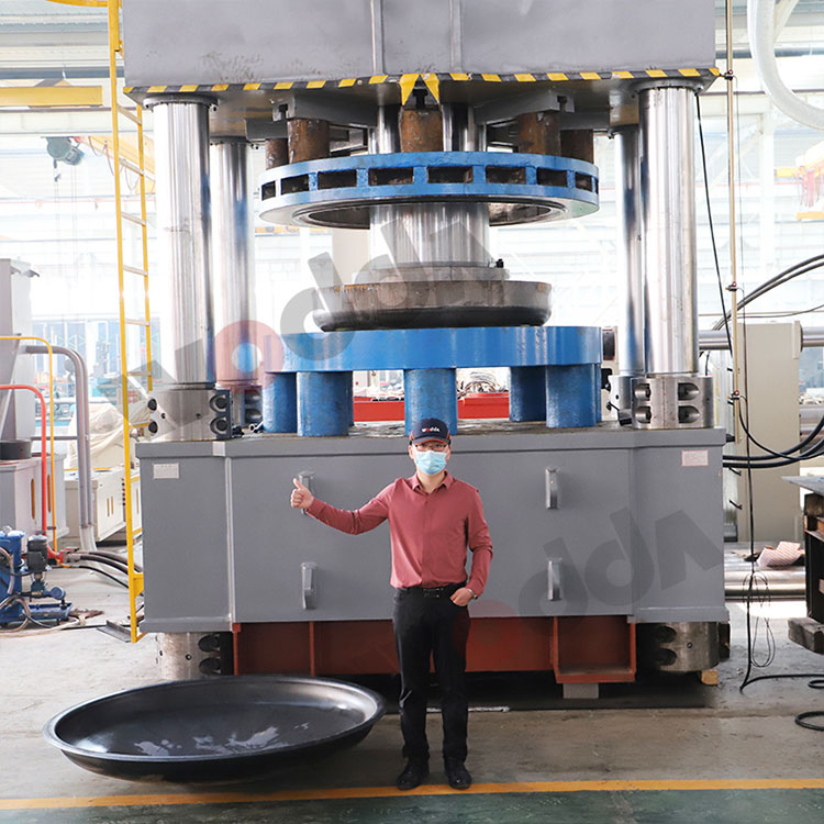 客户来厂考察试机封头液压机