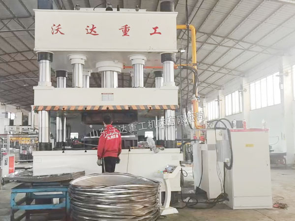 500吨不锈钢水塔封盖拉伸液压机试机