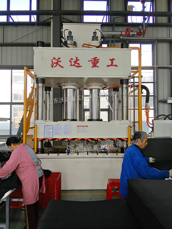 630吨热压汽车除霜通风管成型液压机