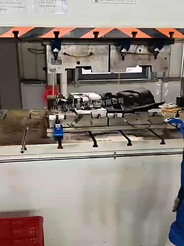 630吨四柱液压机热压汽车除霜通风管