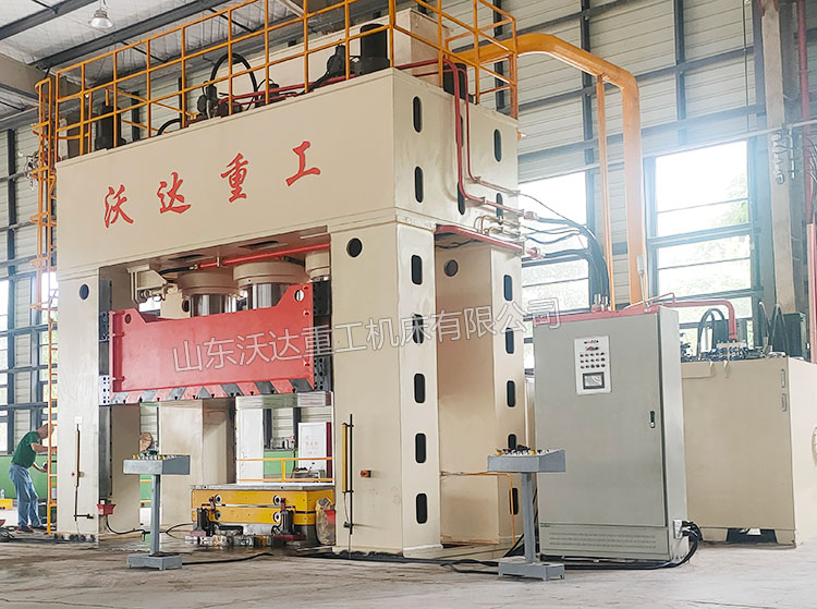 2000吨框架式液压机现场 2000吨框架式液压机现场