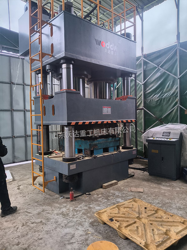 1600吨木屑托盘液压机现场