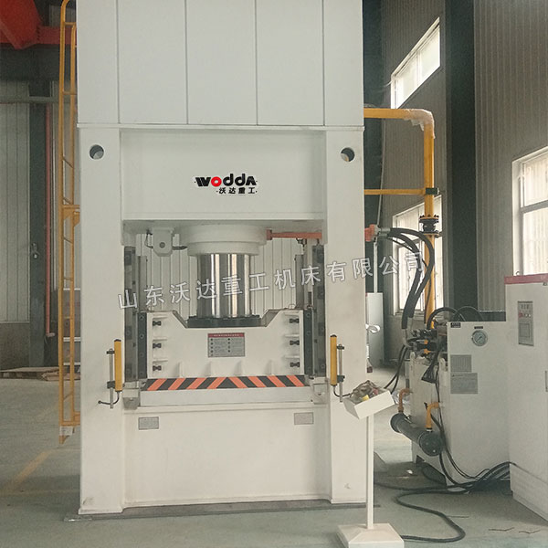 500吨干粉粉末成型液压机现场 500吨干粉粉末成型液压机现场