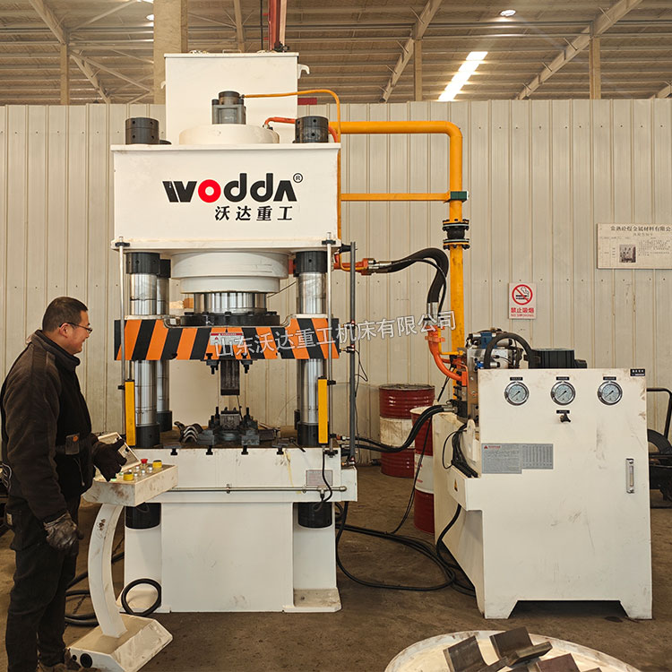 500吨金属板材折弯液压机现场 500吨金属板材折弯液压机现场