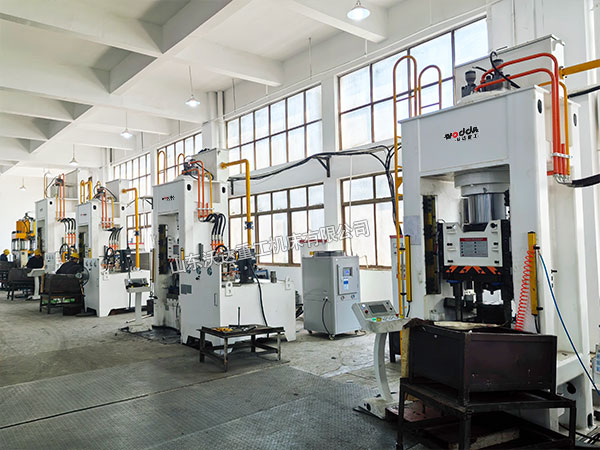 315吨汽车铝制拉杆冷挤压液压机现场 315吨汽车铝制拉杆冷挤压液压机现场