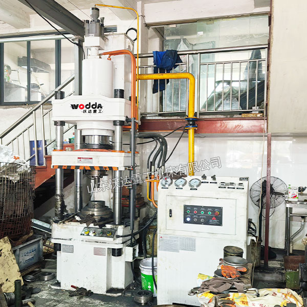 200吨四柱液压机