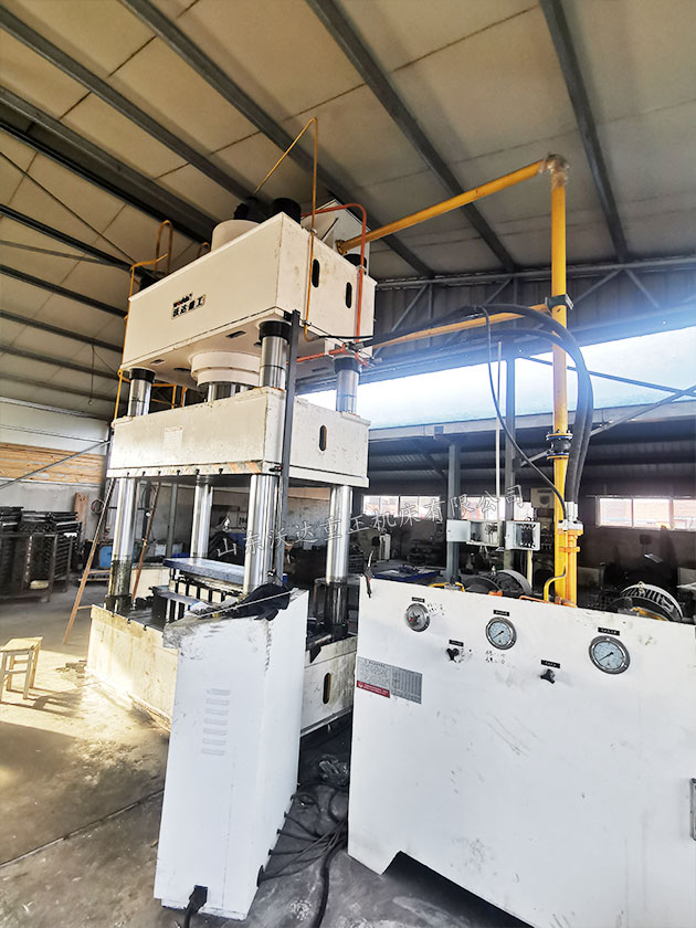 630吨汽车配件成型液压机调试