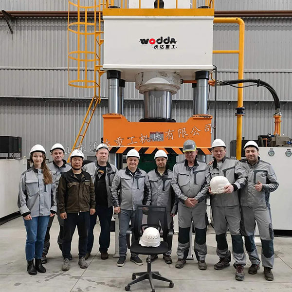 1000吨防弹头盔成型液压机验收完成 1000吨防弹头盔成型液压机验收完成