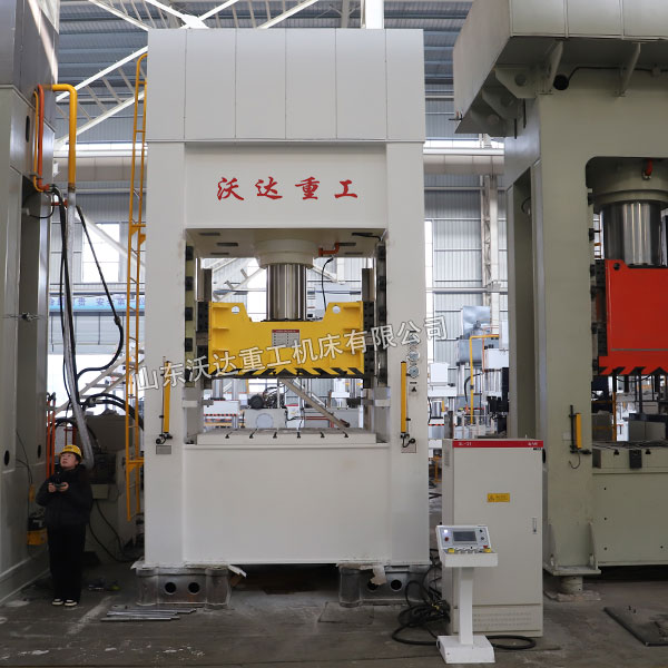 500吨框架式液压机车间实物