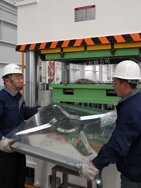 800吨四柱液压机冲压水箱板成型