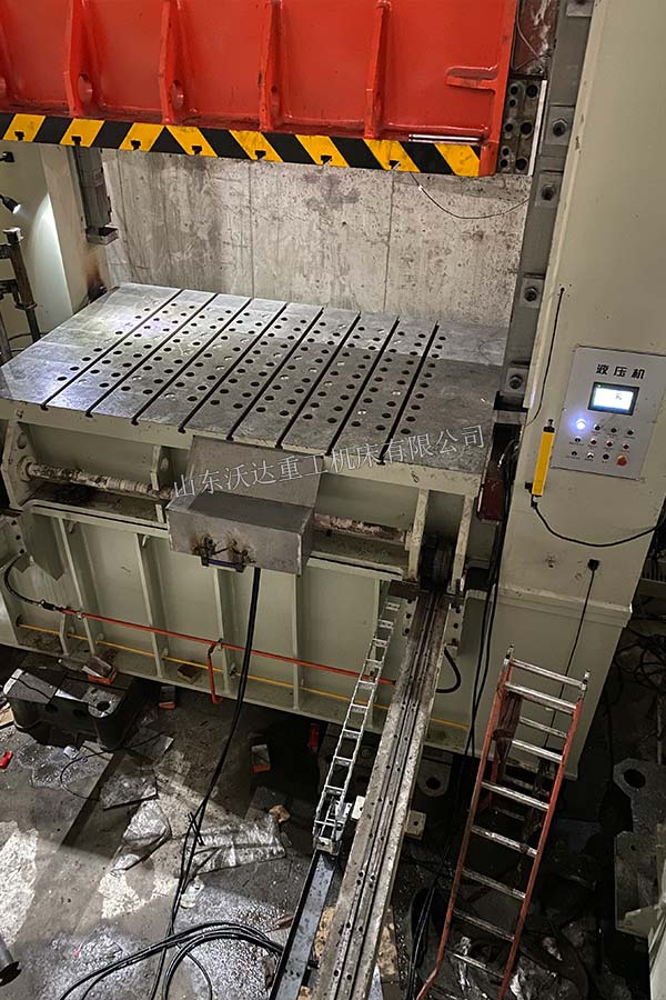 2500吨框架式液压机细节 2500吨框架式液压机细节